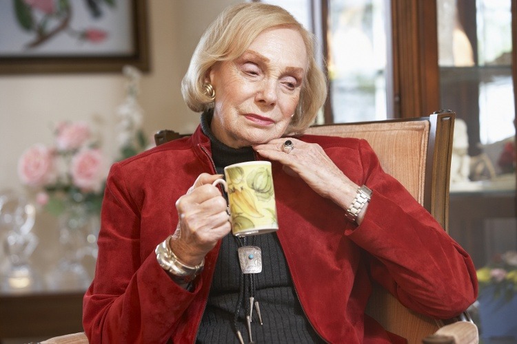 How to Help Your Senior Mom Through the “Holiday Blues”